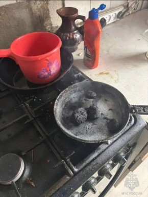 Как безопасно справиться с масляным пожаром на кухне