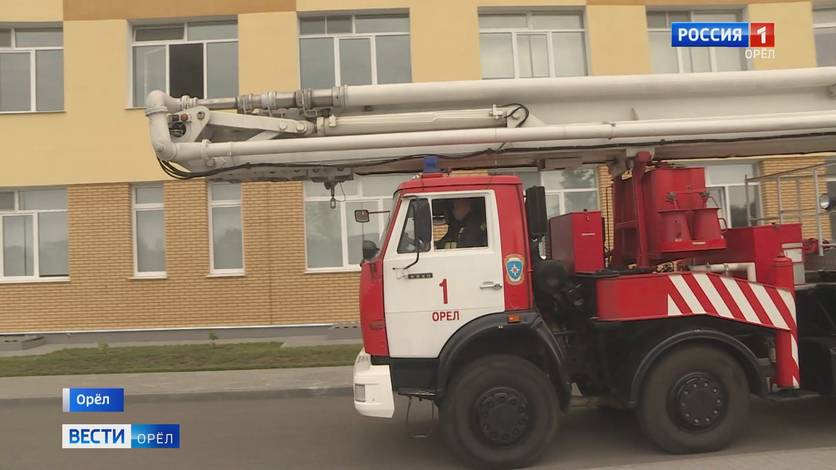 Орловские пожарные спасли человека, проникнув в квартиру через окно