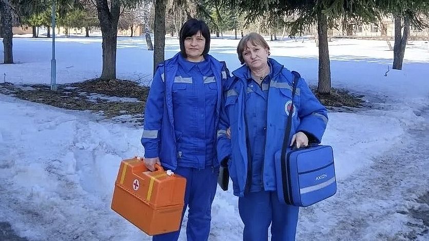 Глазуновские фельдшеры Людмила Андрияхина и Елена Вербко прошли километр по бездорожью ради спасения пациентки