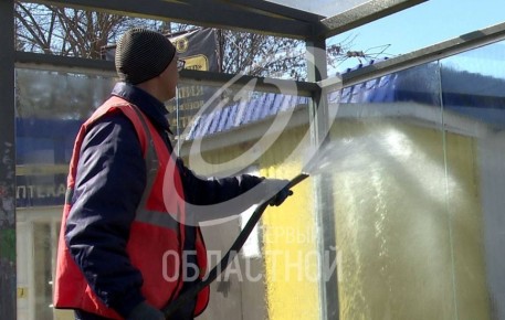 В Орле отмывают остановки общественного транспорта