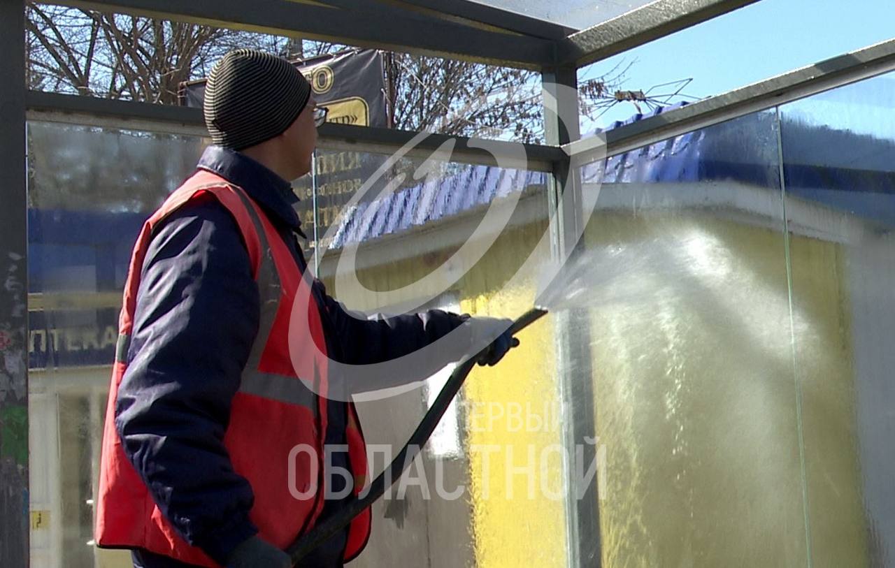 В Орле отмывают остановки общественного транспорта