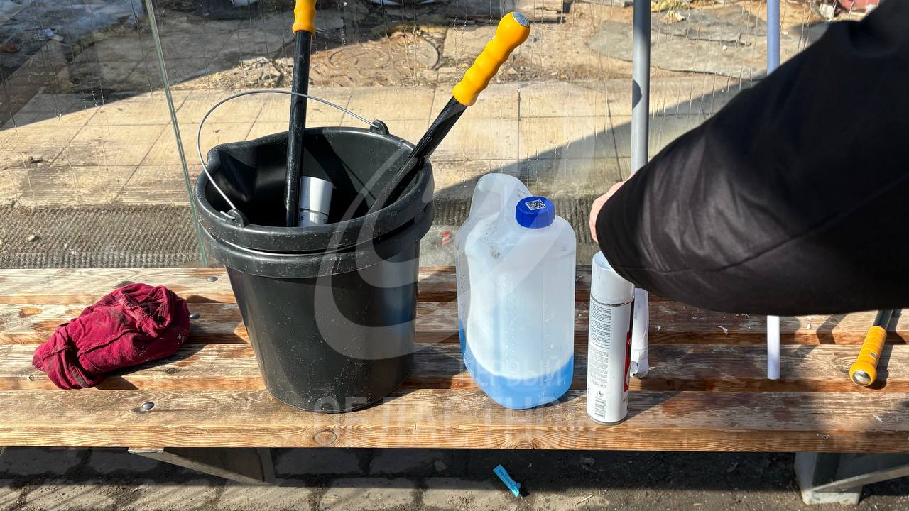 В Орле отмывают остановки общественного транспорта В Орле отмывают остановки общественного транспорта