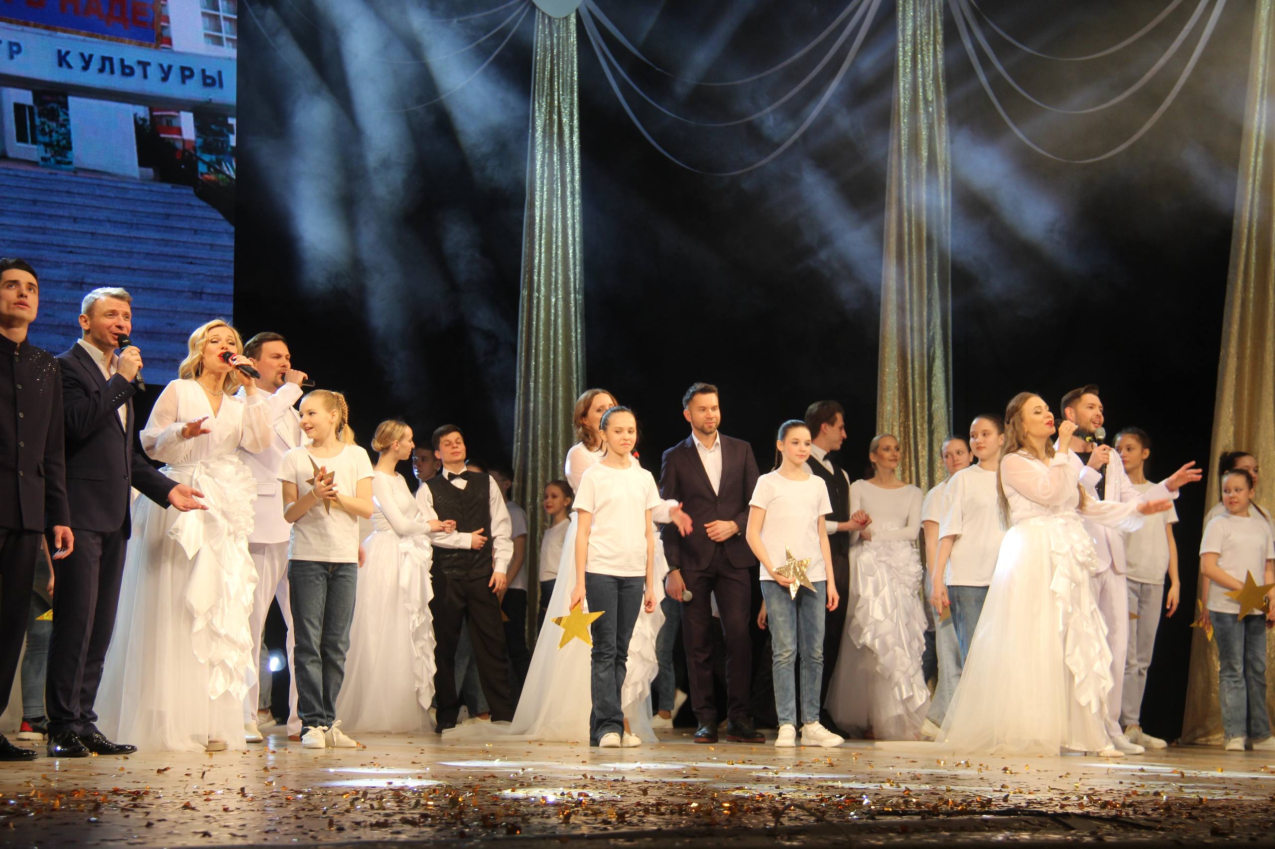 Юрий Парахин: Ежегодно 25 марта мы поздравляем всех, кто посвятил свою жизнь культуре: сотрудников библиотек и музеев, преподавателей школ искусств, артистов театров и концертных объединений, специалистов домов культуры... Юрий Парахин: Ежегодно 25 марта мы поздравляем всех, кто посвятил свою жизнь культуре: сотрудников библиотек и музеев, преподавателей школ искусств, артистов театров и концертных объединений, специалистов домов культуры...