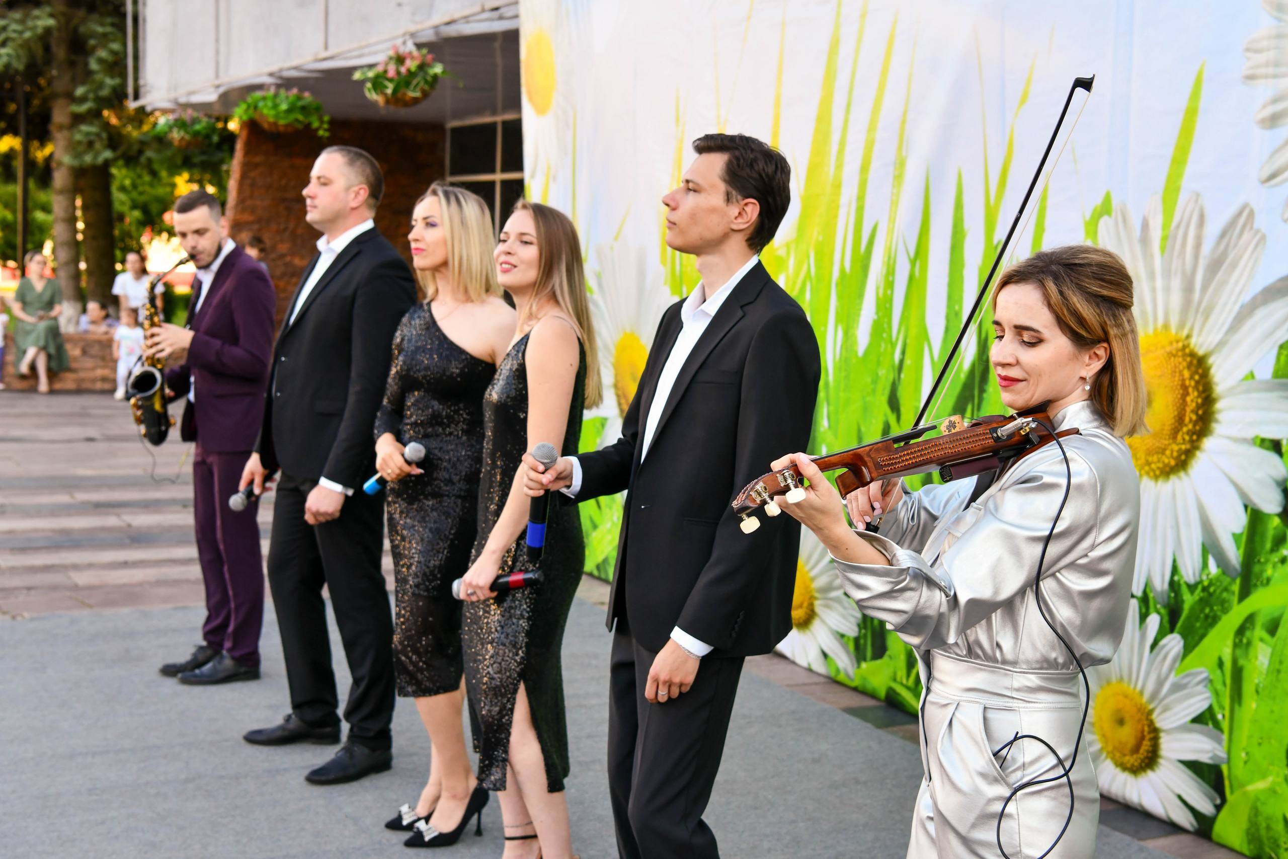 Юрий Парахин: Ежегодно 25 марта мы поздравляем всех, кто посвятил свою жизнь культуре: сотрудников библиотек и музеев, преподавателей школ искусств, артистов театров и концертных объединений, специалистов домов культуры... Юрий Парахин: Ежегодно 25 марта мы поздравляем всех, кто посвятил свою жизнь культуре: сотрудников библиотек и музеев, преподавателей школ искусств, артистов театров и концертных объединений, специалистов домов культуры...