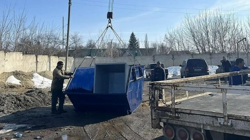 В Ливны привезли новые мусорные контейнеры