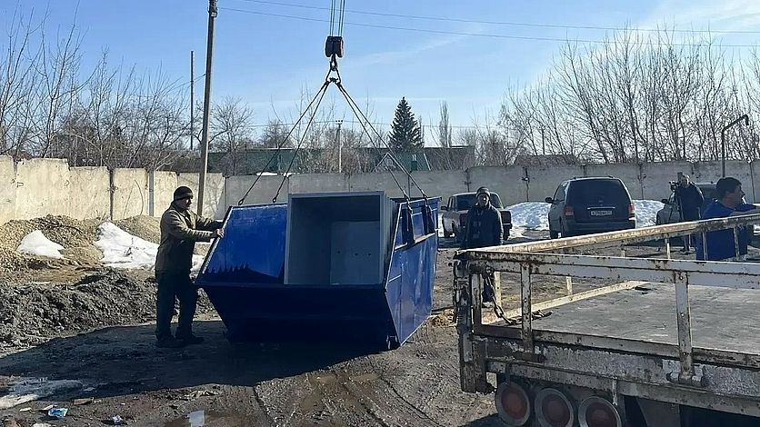 В Ливны привезли новые мусорные контейнеры