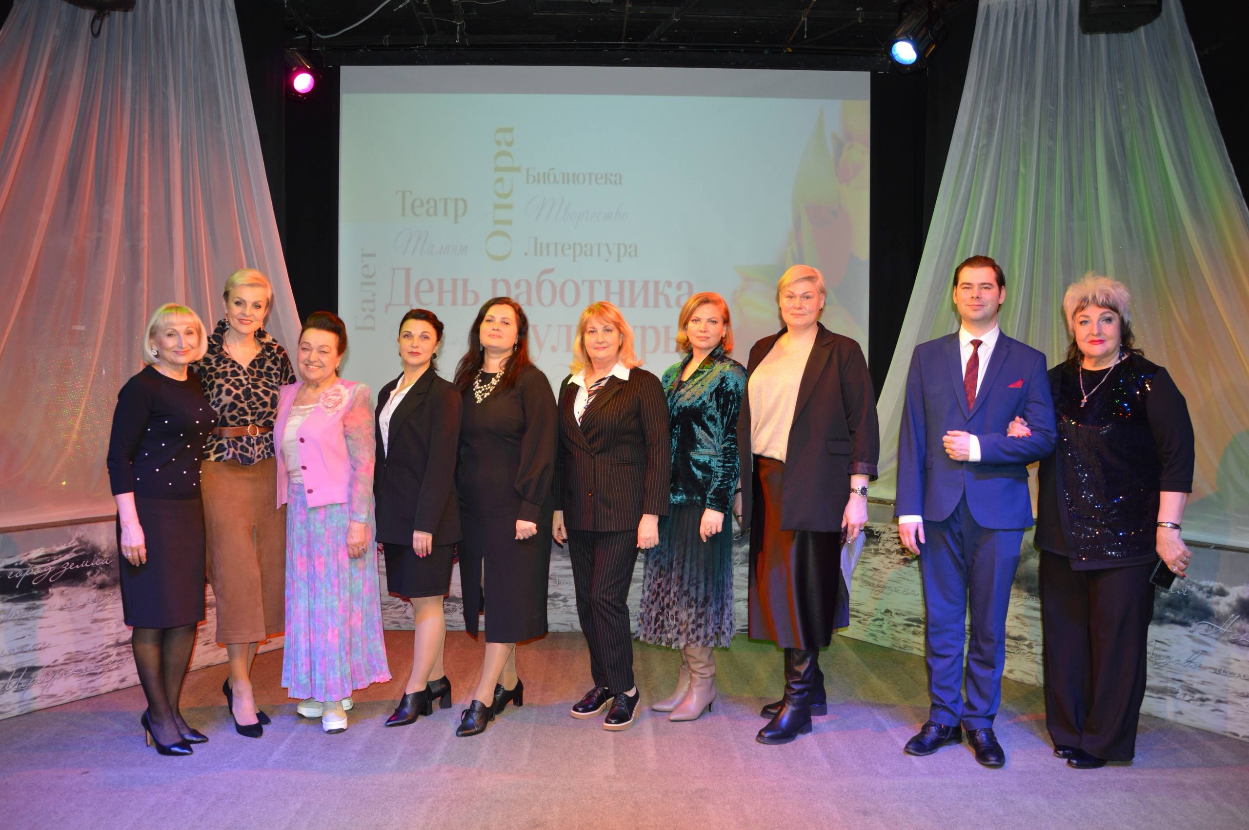 Юрий Парахин: Ежегодно 25 марта мы поздравляем всех, кто посвятил свою жизнь культуре: сотрудников библиотек и музеев, преподавателей школ искусств, артистов театров и концертных объединений, специалистов домов культуры...