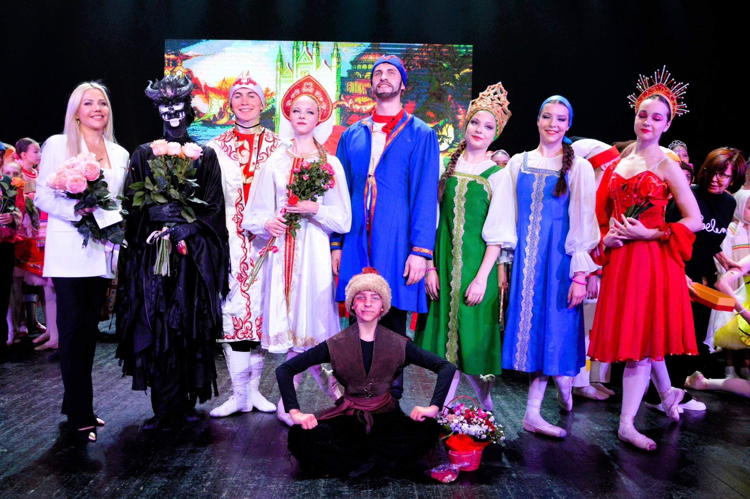 Юрий Парахин: Ежегодно 25 марта мы поздравляем всех, кто посвятил свою жизнь культуре: сотрудников библиотек и музеев, преподавателей школ искусств, артистов театров и концертных объединений, специалистов домов культуры... Юрий Парахин: Ежегодно 25 марта мы поздравляем всех, кто посвятил свою жизнь культуре: сотрудников библиотек и музеев, преподавателей школ искусств, артистов театров и концертных объединений, специалистов домов культуры...