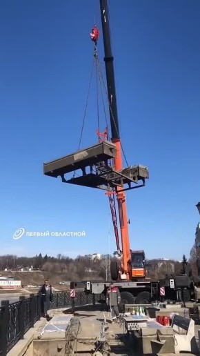 На Оке в областном центре монтируют фонтан "Крылья Орла", который убирали на зиму