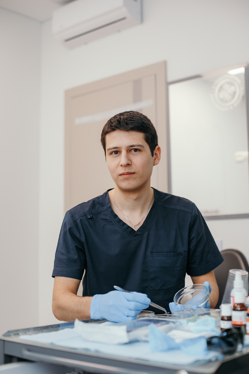 Как избежать неприятного запаха от зубных протезов