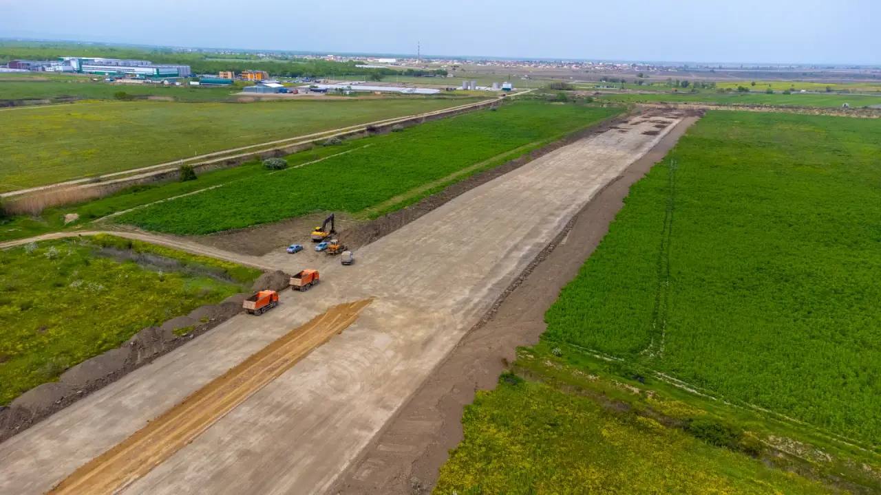 Марат Хуснуллин: Всего в рамках шестилетнего плана, распоряжение об обновлении которого подписал Председатель Правительства, входят более 330 дорожных объектов Марат Хуснуллин: Всего в рамках шестилетнего плана, распоряжение об обновлении которого подписал Председатель Правительства, входят более 330 дорожных объектов