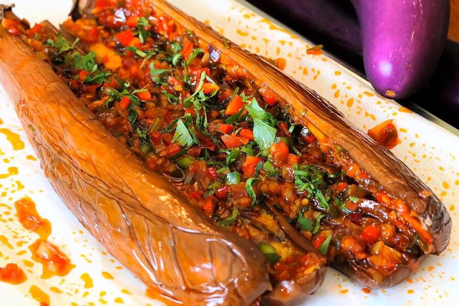 Запеченный баклажан с ароматным чесночным соусом