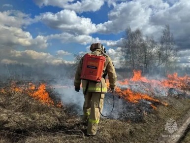 Около полсотни раз за выходные дни выезжали пожарные Орловской области на тушение сухой травы