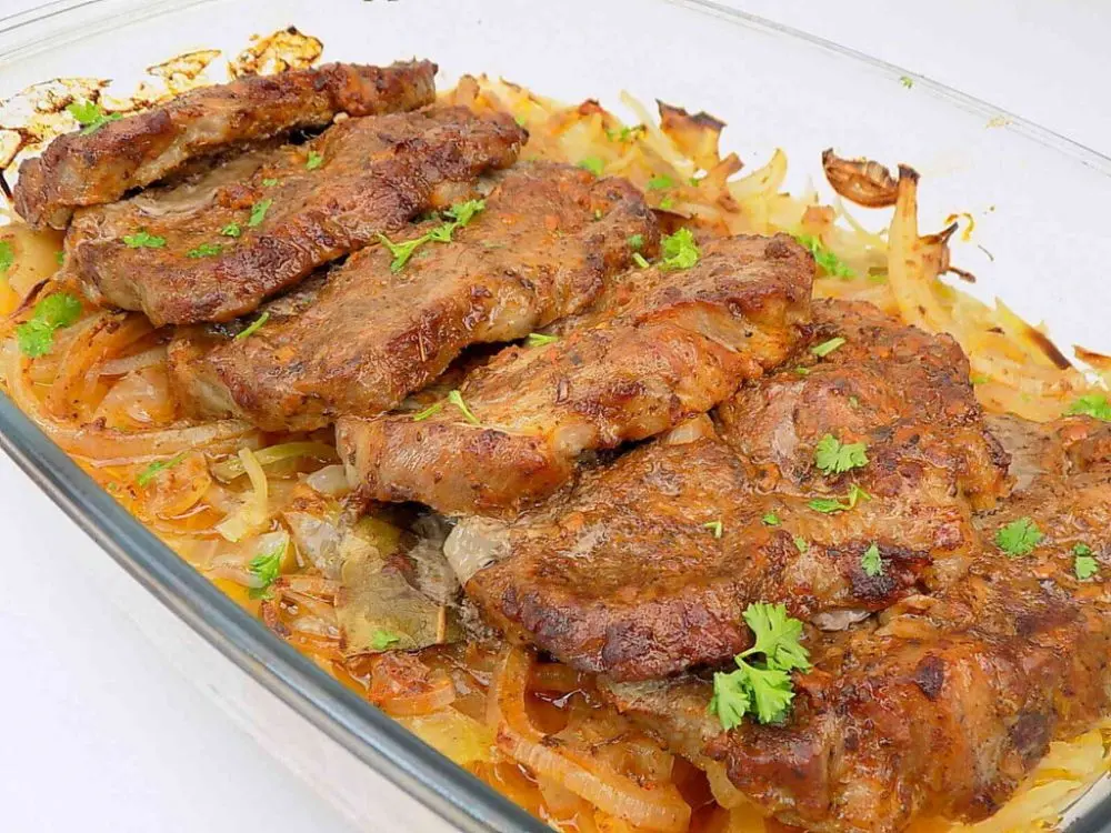 Праздничная свинина с луковой подушкой: быстро и вкусно