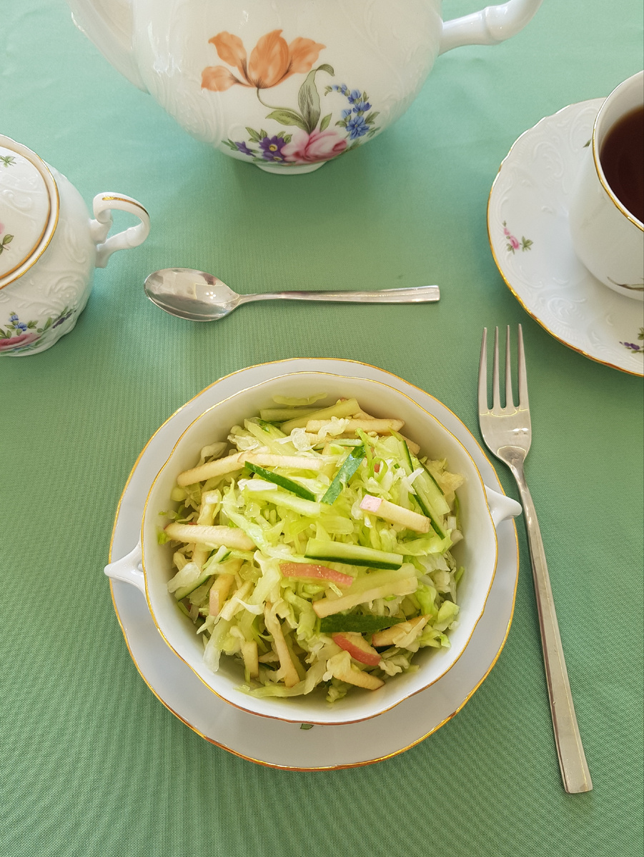 Свежий салат из капусты с яблоком и огурцом: легкость и вкус в одной тарелке