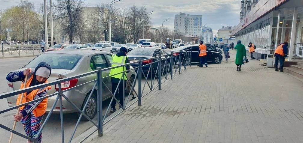 В Орле продолжается масштабная весенняя уборка: на улицы вышли десятки единиц техники и более 100 уборщиков В Орле продолжается масштабная весенняя уборка: на улицы вышли десятки единиц техники и более 100 уборщиков
