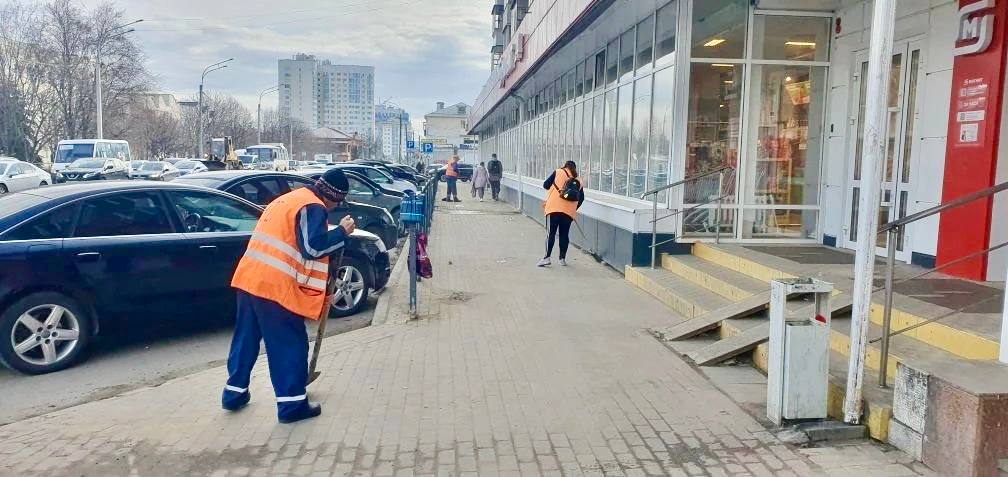 В Орле продолжается масштабная весенняя уборка: на улицы вышли десятки единиц техники и более 100 уборщиков В Орле продолжается масштабная весенняя уборка: на улицы вышли десятки единиц техники и более 100 уборщиков