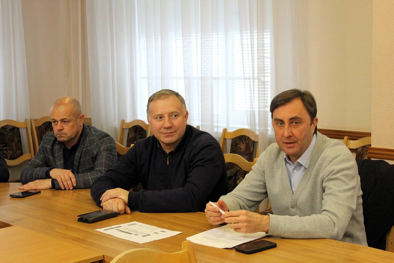 Город готовится к праздникам: управляющим компаниям поручено усилить уборку во дворах Город готовится к праздникам: управляющим компаниям поручено усилить уборку во дворах