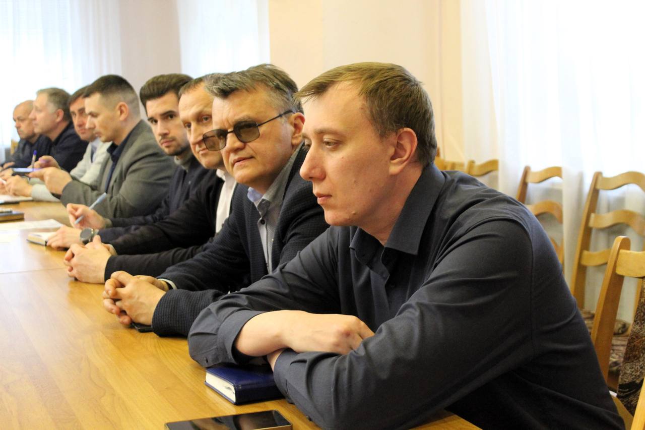 Город готовится к праздникам: управляющим компаниям поручено усилить уборку во дворах Город готовится к праздникам: управляющим компаниям поручено усилить уборку во дворах