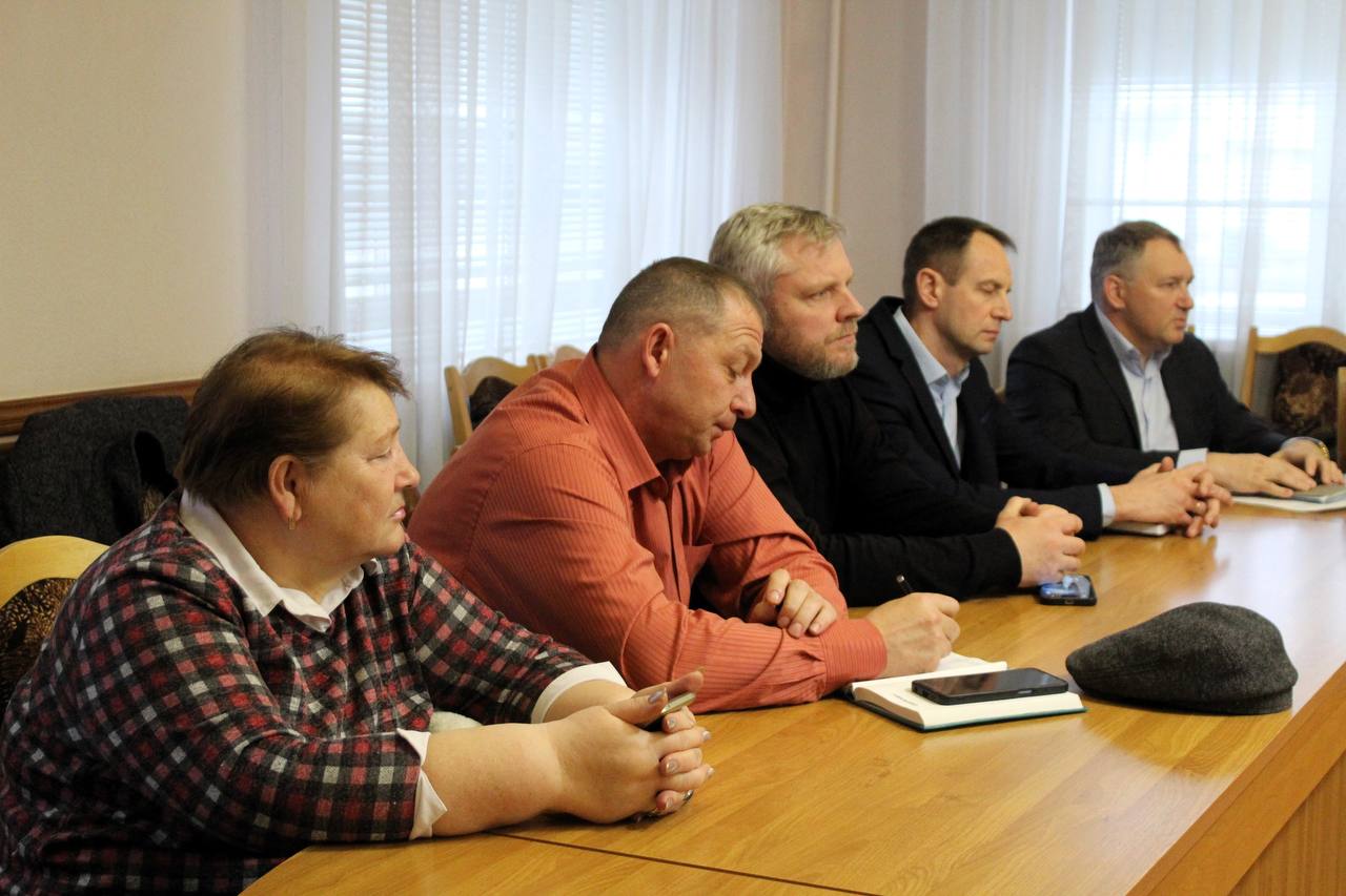 Город готовится к праздникам: управляющим компаниям поручено усилить уборку во дворах Город готовится к праздникам: управляющим компаниям поручено усилить уборку во дворах