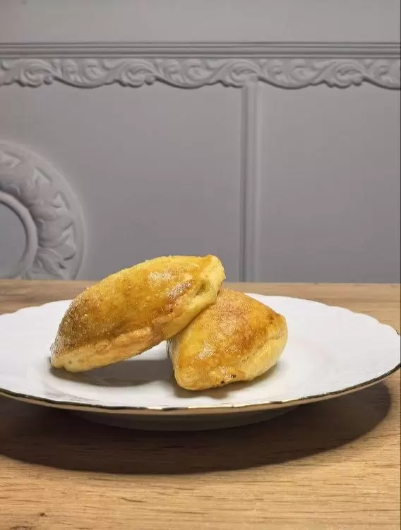 Необычное сочетание: сыр и яблоки в мини-пирожках