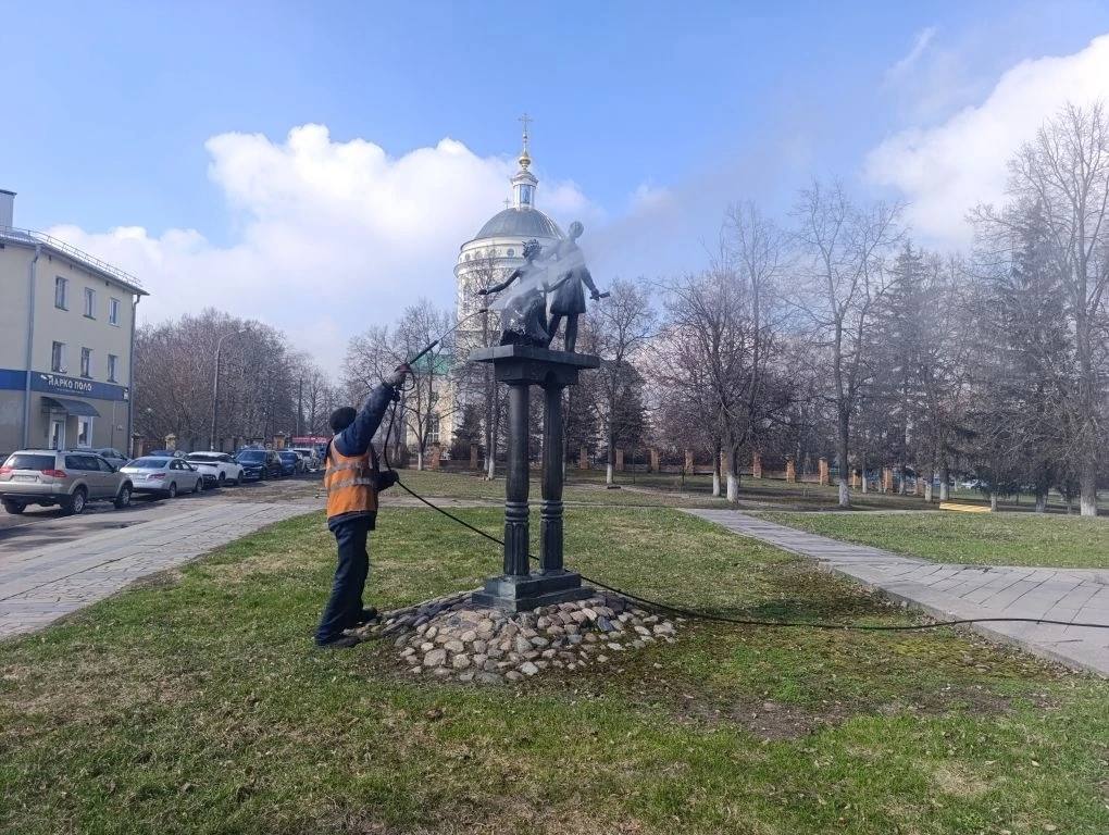 Чистая память: в Орле приводят в порядок городские памятники