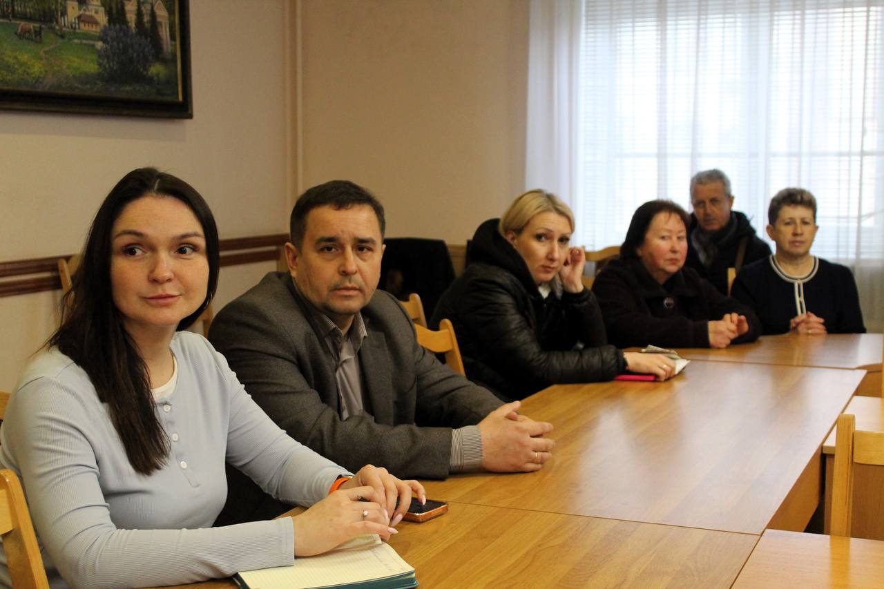 Город готовится к праздникам: управляющим компаниям поручено усилить уборку во дворах Город готовится к праздникам: управляющим компаниям поручено усилить уборку во дворах