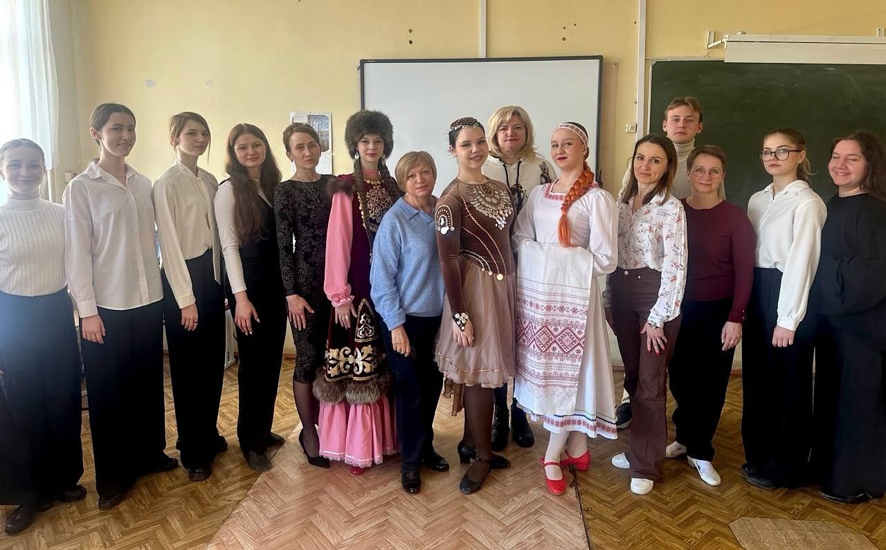 Председатель ТИК Дмитровского района провела для учащихся школы № 2 города Дмитровска беседу о значении выборов как инструменте влияния граждан на будущее страны, обсудив с молодежью важность участия в выборах, после чего в... Председатель ТИК Дмитровского района провела для учащихся школы № 2 города Дмитровска беседу о значении выборов как инструменте влияния граждан на будущее страны, обсудив с молодежью важность участия в выборах, после чего в...