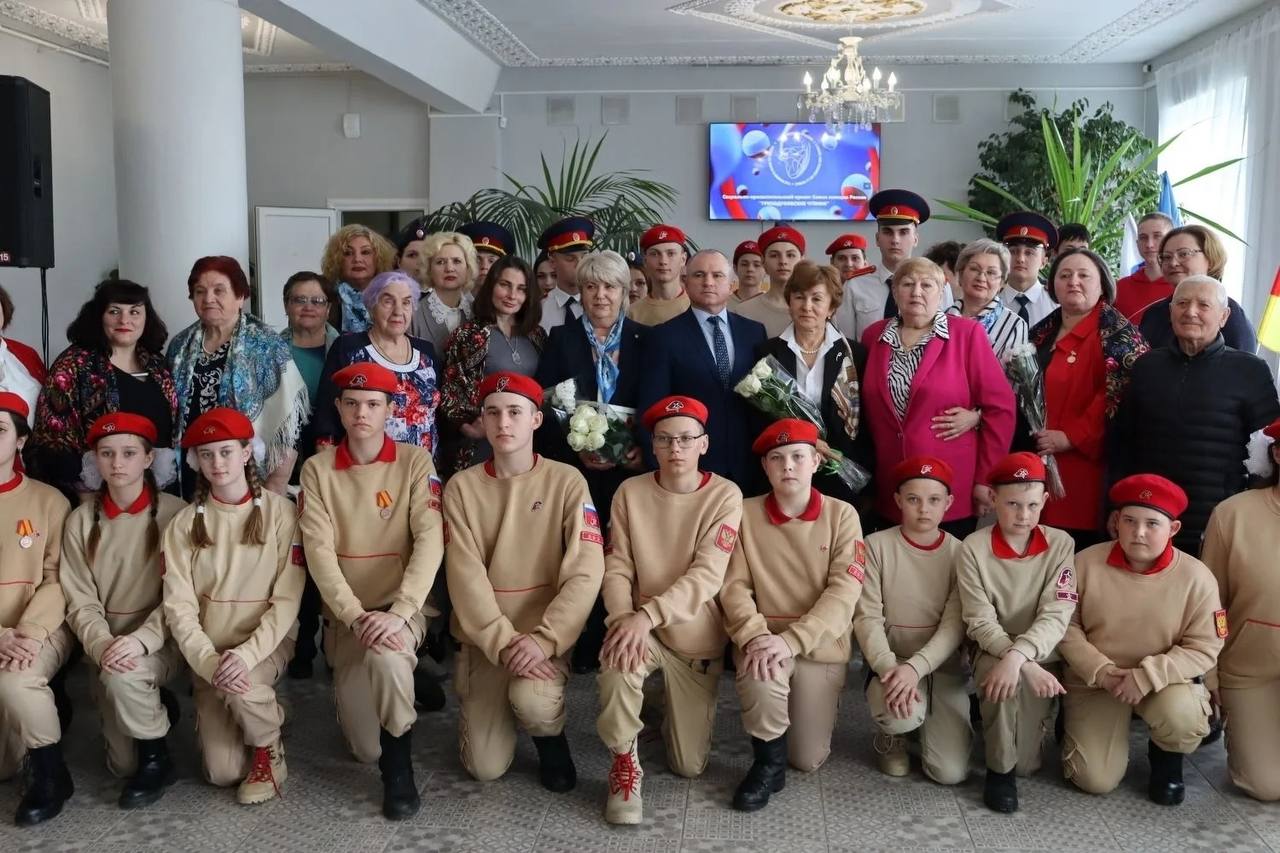 Председатель ТИК Дмитровского района провела для учащихся школы № 2 города Дмитровска беседу о значении выборов как инструменте влияния граждан на будущее страны, обсудив с молодежью важность участия в выборах, после чего в... Председатель ТИК Дмитровского района провела для учащихся школы № 2 города Дмитровска беседу о значении выборов как инструменте влияния граждан на будущее страны, обсудив с молодежью важность участия в выборах, после чего в...