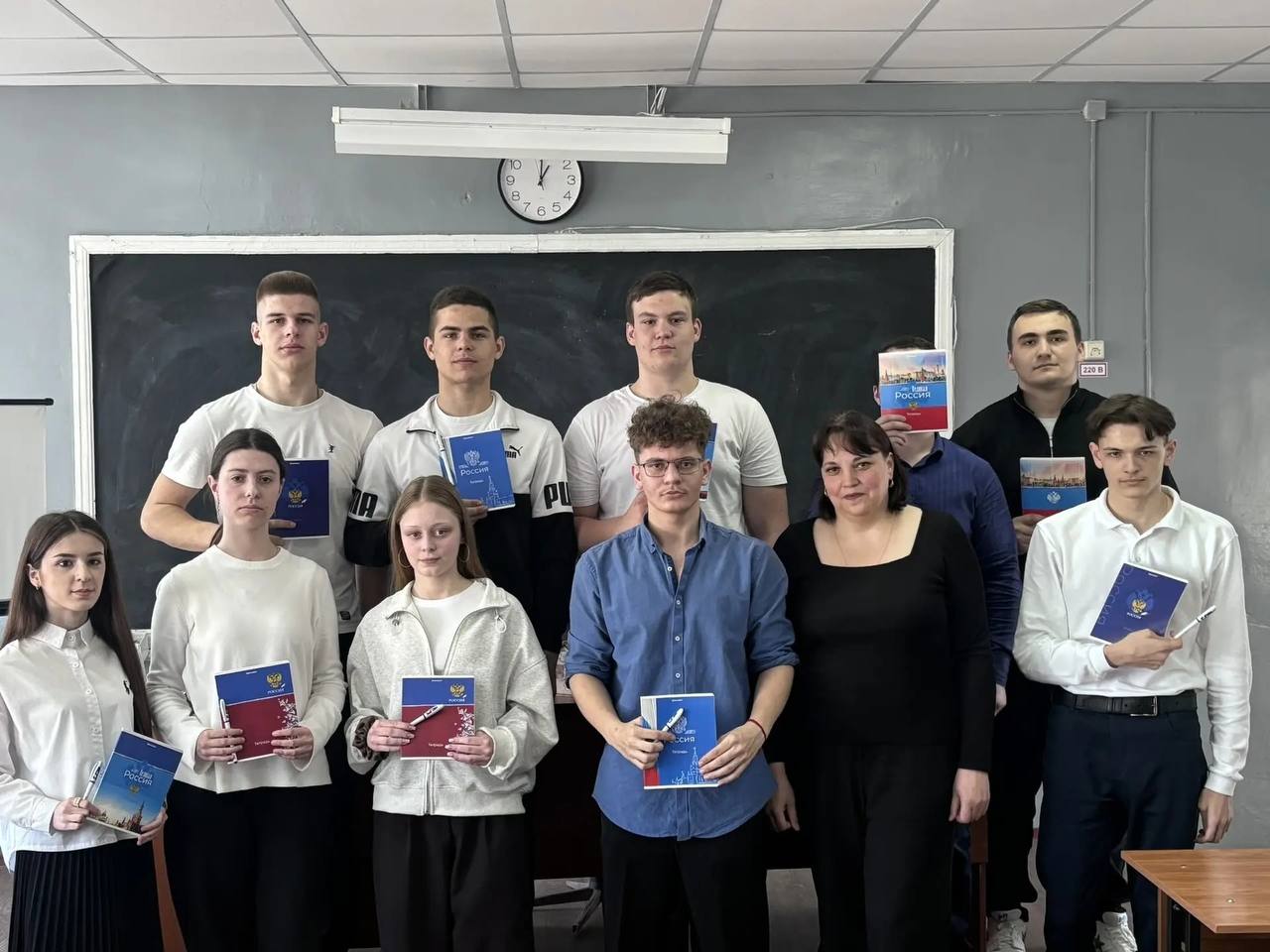 Председатель ТИК Дмитровского района провела для учащихся школы № 2 города Дмитровска беседу о значении выборов как инструменте влияния граждан на будущее страны, обсудив с молодежью важность участия в выборах, после чего в...