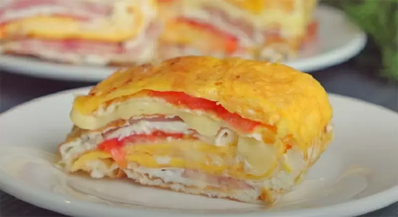 Слоеная яичница с колбасой и сыром: как сделать утро особенным