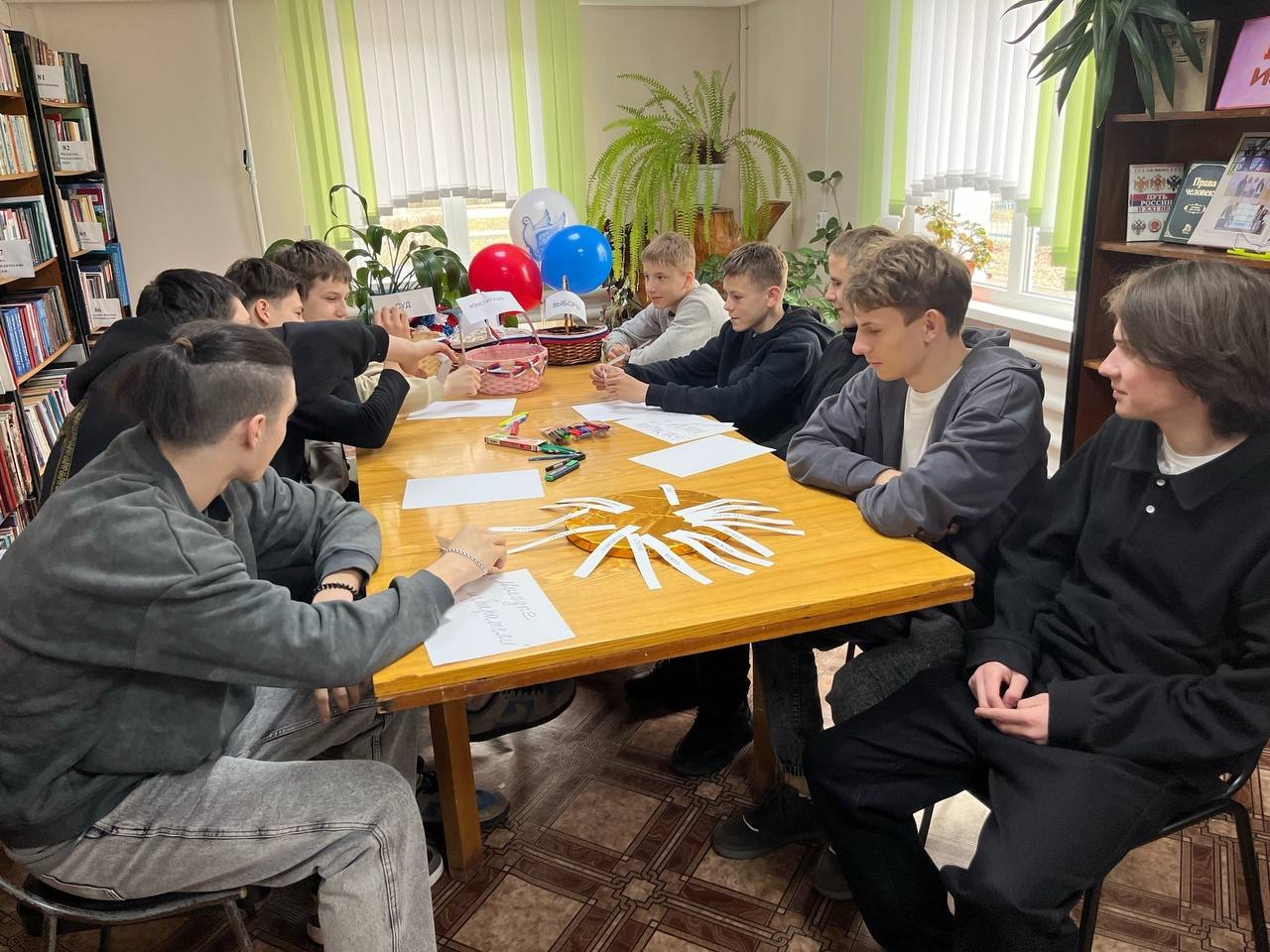 Председатель ТИК Дмитровского района провела для учащихся школы № 2 города Дмитровска беседу о значении выборов как инструменте влияния граждан на будущее страны, обсудив с молодежью важность участия в выборах, после чего в... Председатель ТИК Дмитровского района провела для учащихся школы № 2 города Дмитровска беседу о значении выборов как инструменте влияния граждан на будущее страны, обсудив с молодежью важность участия в выборах, после чего в...