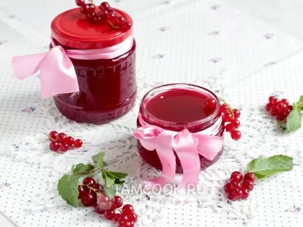 Секреты вкусного зимнего угощения: как сохранить богатый урожай красной смородины