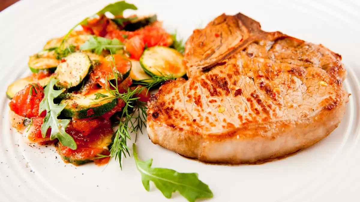 Свиной эскалоп с овощами: сытный и вкусный выбор для вашего стола