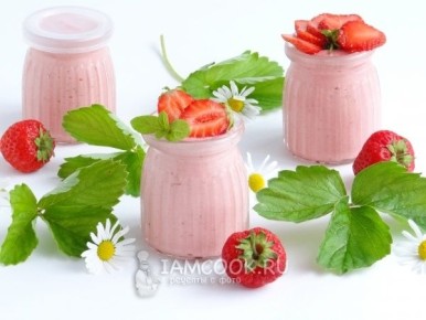 Летние клубничные десерты: разнообразие вкусов в стильных стаканах