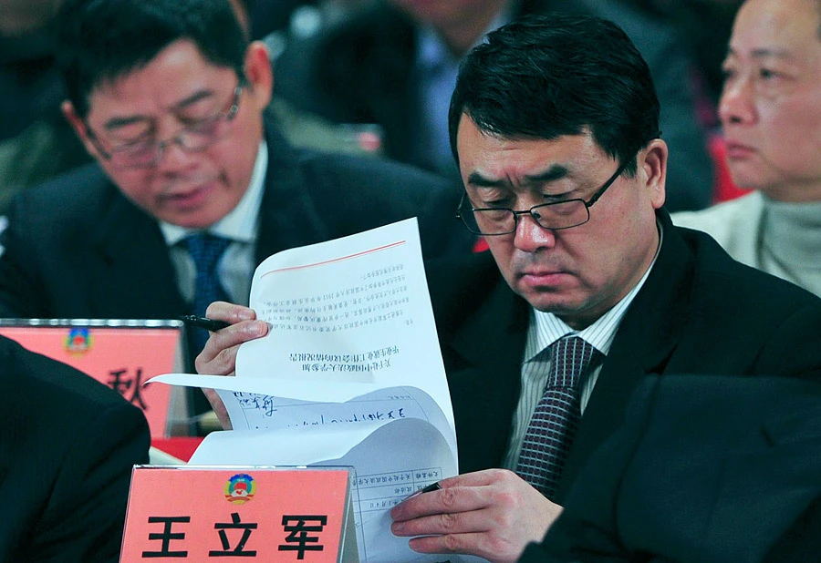 С должности ушёл, а счёт остался: В Китае чиновников приговорили к вечной ответственности