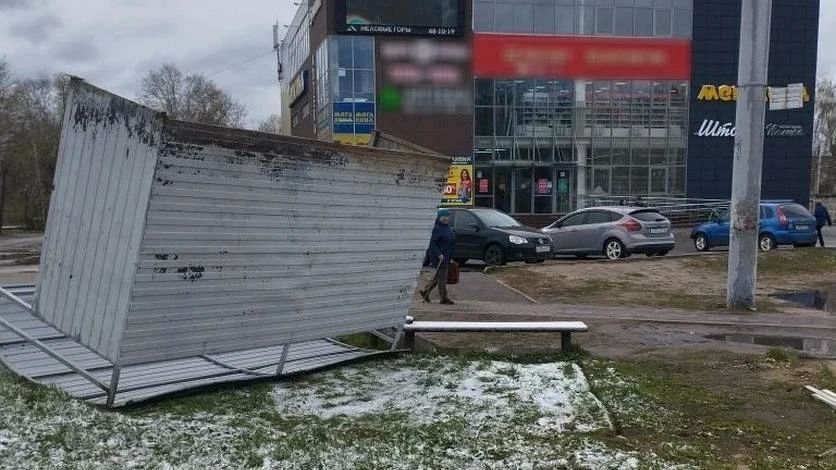В Орле ветром сдуло остановку
