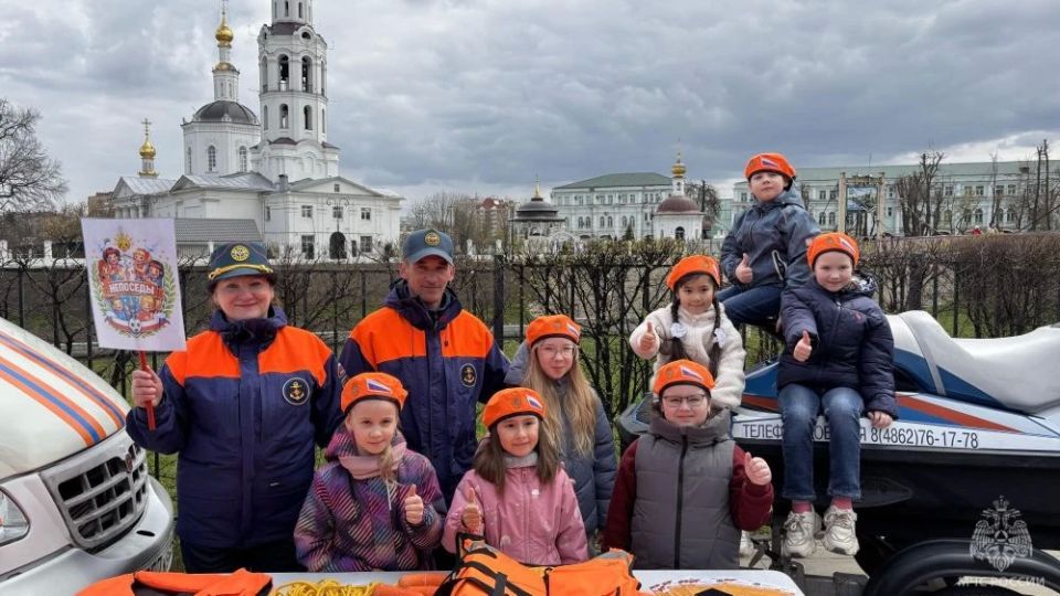 В ходе профилактической акции орловцы узнали о секретах профессий пожарного и спасателя и правилах безопасности В ходе профилактической акции орловцы узнали о секретах профессий пожарного и спасателя и правилах безопасности