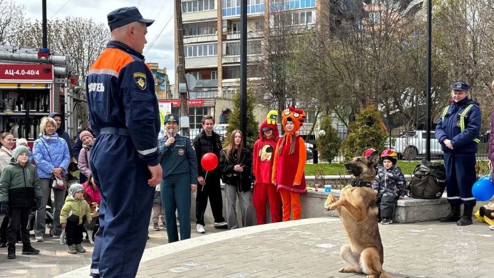 В ходе профилактической акции орловцы узнали о секретах профессий пожарного и спасателя и правилах безопасности В ходе профилактической акции орловцы узнали о секретах профессий пожарного и спасателя и правилах безопасности