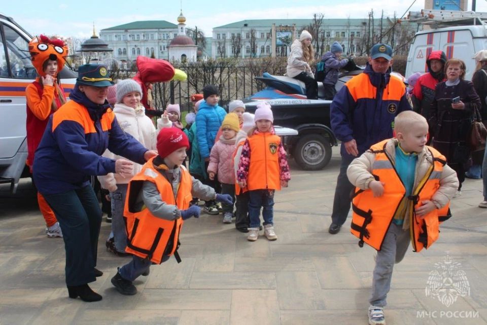 В ходе профилактической акции орловцы узнали о секретах профессий пожарного и спасателя и правилах безопасности В ходе профилактической акции орловцы узнали о секретах профессий пожарного и спасателя и правилах безопасности