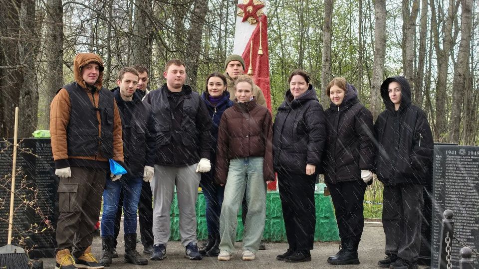 В преддверии Дня Победы сотрудники следственного управления и общественные помощники организовали благоустройство подшефного воинского захоронения