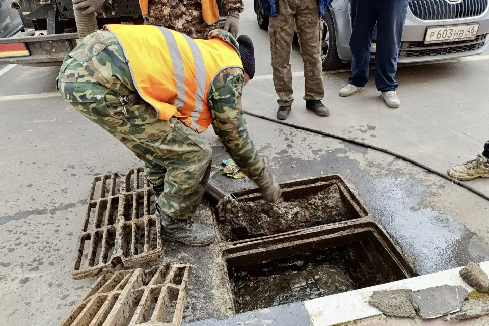 В Орле продолжается обслуживание ливневых сетей В Орле продолжается обслуживание ливневых сетей