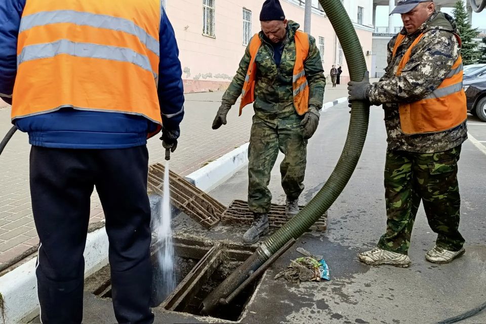 В Орле продолжается обслуживание ливневых сетей В Орле продолжается обслуживание ливневых сетей