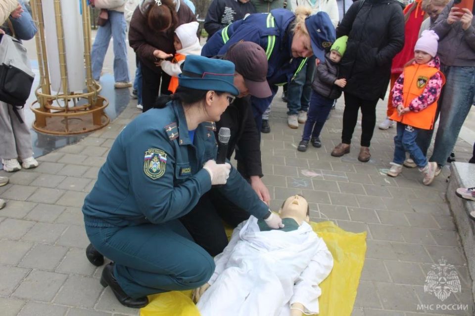 В ходе профилактической акции орловцы узнали о секретах профессий пожарного и спасателя и правилах безопасности В ходе профилактической акции орловцы узнали о секретах профессий пожарного и спасателя и правилах безопасности