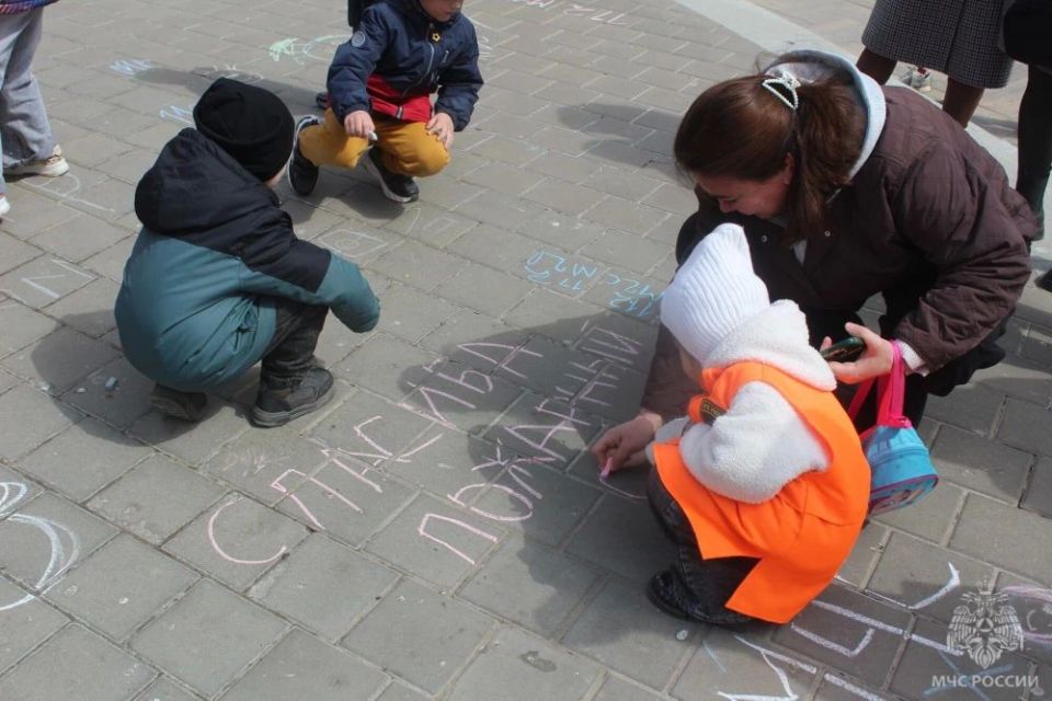 В ходе профилактической акции орловцы узнали о секретах профессий пожарного и спасателя и правилах безопасности В ходе профилактической акции орловцы узнали о секретах профессий пожарного и спасателя и правилах безопасности