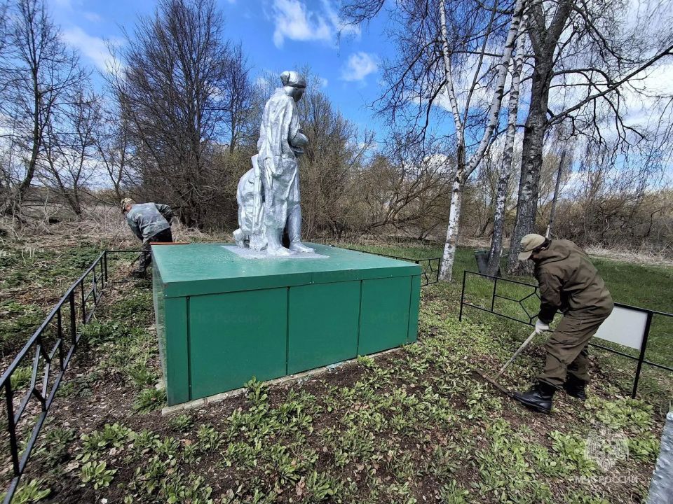 Сотрудники МЧС России участвуют в благоустройстве воинских мемориалов