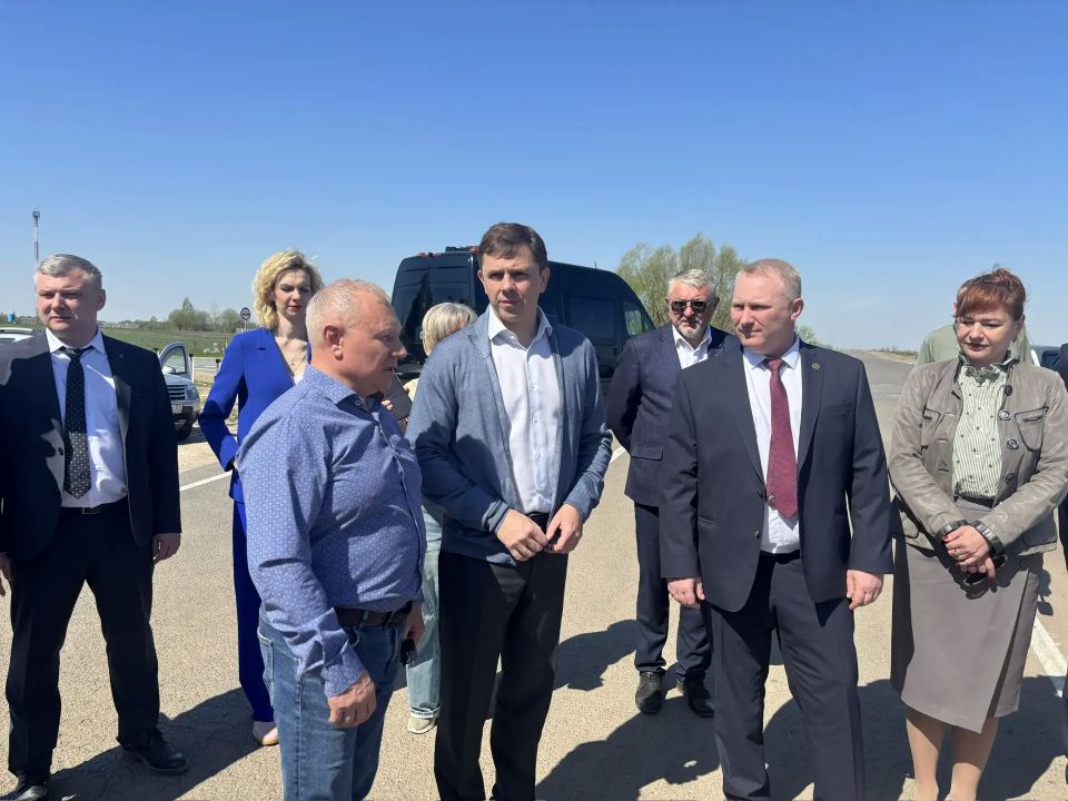 Сейчас губернатор Орловской области Андрей Клычков с рабочим визитом находится в Болховском районе и знакомится с ходом весенних посевных работ