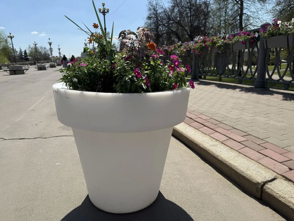 На Ленинском мосту в Орле уже установили первые вазоны На Ленинском мосту в Орле уже установили первые вазоны