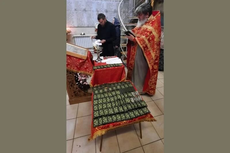 В храме святого Александра Невского в Орле освятили шевроны для бойцов СВО