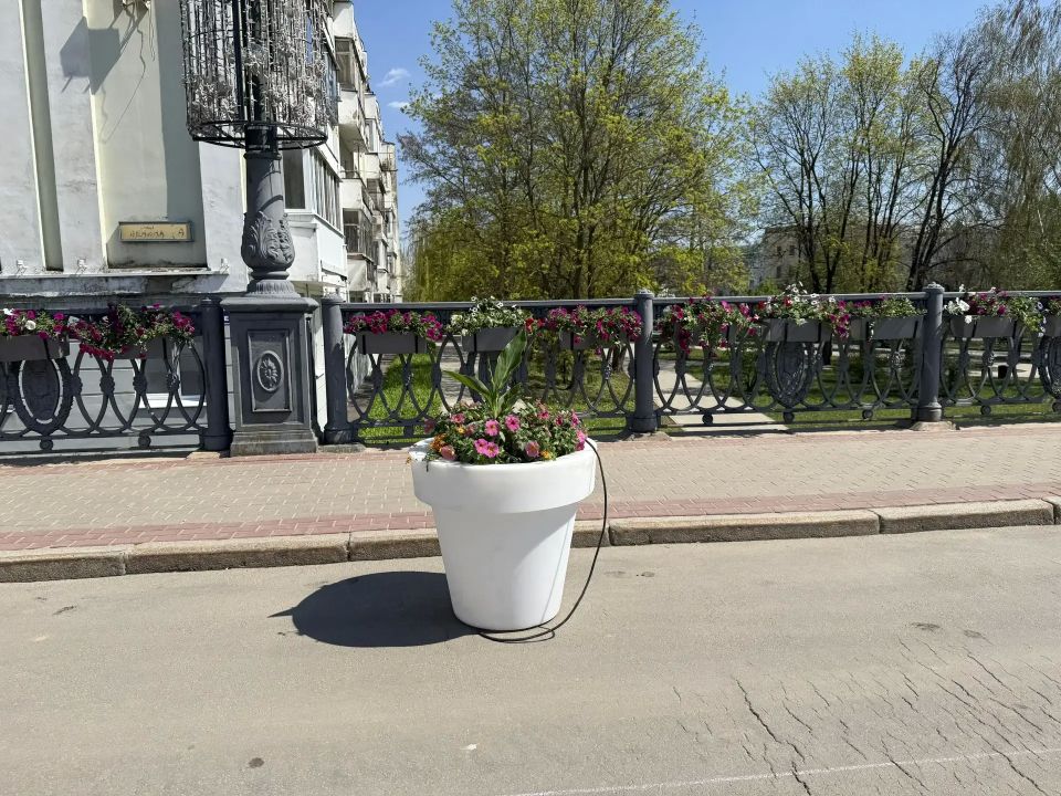 На Ленинском мосту в Орле уже установили первые вазоны На Ленинском мосту в Орле уже установили первые вазоны